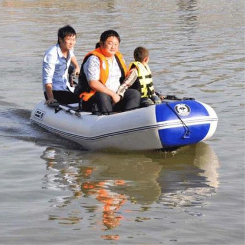 龙子湖公园游玩充气漂流船